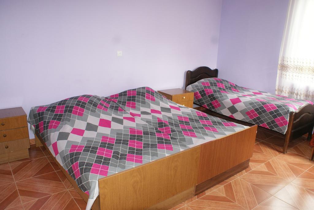 Merabi And Neli Guest House Makhinjauri Quarto foto