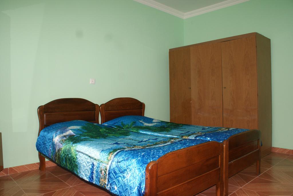 Merabi And Neli Guest House Makhinjauri Quarto foto